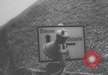 Immagine di Le unità motorizzate della Wehrmacht tedesca entrano in Italia Italia, 1943, secondo 18 filmato di repertorio 65675079477