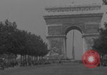 Immagine di Piper Cub dell'esercito americano che vola lungo Avenue des Champs-Elysees Parigi Francia, 1944, secondo 5 filmato di repertorio 65675079492
