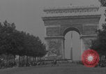 Immagine di Piper Cub dell'esercito americano che vola lungo Avenue des Champs-Elysees Parigi Francia, 1944, secondo 6 filmato di repertorio 65675079492