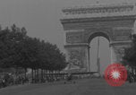 Immagine di Piper Cub dell'esercito americano che vola lungo Avenue des Champs-Elysees Parigi Francia, 1944, secondo 7 filmato di repertorio 65675079492