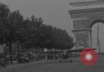 Immagine di Piper Cub dell'esercito americano che vola lungo Avenue des Champs-Elysees Parigi Francia, 1944, secondo 8 filmato di repertorio 65675079492