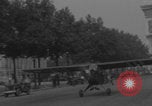 Immagine di Piper Cub dell'esercito americano che vola lungo Avenue des Champs-Elysees Parigi Francia, 1944, secondo 9 filmato di repertorio 65675079492