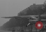Immagine di Piper Cub dell'esercito americano che vola lungo Avenue des Champs-Elysees Parigi Francia, 1944, secondo 11 filmato di repertorio 65675079492