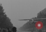 Immagine di Piper Cub dell'esercito americano che vola lungo Avenue des Champs-Elysees Parigi Francia, 1944, secondo 12 filmato di repertorio 65675079492