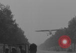 Immagine di Piper Cub dell'esercito americano che vola lungo Avenue des Champs-Elysees Parigi Francia, 1944, secondo 13 filmato di repertorio 65675079492