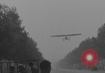 Immagine di Piper Cub dell'esercito americano che vola lungo Avenue des Champs-Elysees Parigi Francia, 1944, secondo 14 filmato di repertorio 65675079492