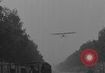 Immagine di Piper Cub dell'esercito americano che vola lungo Avenue des Champs-Elysees Parigi Francia, 1944, secondo 15 filmato di repertorio 65675079492