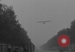 Immagine di Piper Cub dell'esercito americano che vola lungo Avenue des Champs-Elysees Parigi Francia, 1944, secondo 16 filmato di repertorio 65675079492