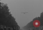 Immagine di Piper Cub dell'esercito americano che vola lungo Avenue des Champs-Elysees Parigi Francia, 1944, secondo 17 filmato di repertorio 65675079492