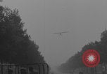 Immagine di Piper Cub dell'esercito americano che vola lungo Avenue des Champs-Elysees Parigi Francia, 1944, secondo 18 filmato di repertorio 65675079492