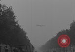 Immagine di Piper Cub dell'esercito americano che vola lungo Avenue des Champs-Elysees Parigi Francia, 1944, secondo 19 filmato di repertorio 65675079492