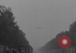 Immagine di Piper Cub dell'esercito americano che vola lungo Avenue des Champs-Elysees Parigi Francia, 1944, secondo 20 filmato di repertorio 65675079492
