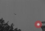 Immagine di Piper Cub dell'esercito americano che vola lungo Avenue des Champs-Elysees Parigi Francia, 1944, secondo 21 filmato di repertorio 65675079492