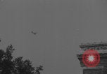 Immagine di Piper Cub dell'esercito americano che vola lungo Avenue des Champs-Elysees Parigi Francia, 1944, secondo 22 filmato di repertorio 65675079492