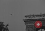 Immagine di Piper Cub dell'esercito americano che vola lungo Avenue des Champs-Elysees Parigi Francia, 1944, secondo 23 filmato di repertorio 65675079492