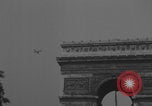 Immagine di Piper Cub dell'esercito americano che vola lungo Avenue des Champs-Elysees Parigi Francia, 1944, secondo 24 filmato di repertorio 65675079492