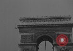 Immagine di Piper Cub dell'esercito americano che vola lungo Avenue des Champs-Elysees Parigi Francia, 1944, secondo 25 filmato di repertorio 65675079492