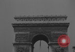 Immagine di Piper Cub dell'esercito americano che vola lungo Avenue des Champs-Elysees Parigi Francia, 1944, secondo 26 filmato di repertorio 65675079492