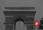 Immagine di Piper Cub dell'esercito americano che vola lungo Avenue des Champs-Elysees Parigi Francia, 1944, secondo 27 filmato di repertorio 65675079492
