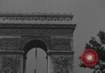 Immagine di Piper Cub dell'esercito americano che vola lungo Avenue des Champs-Elysees Parigi Francia, 1944, secondo 28 filmato di repertorio 65675079492