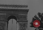 Immagine di Piper Cub dell'esercito americano che vola lungo Avenue des Champs-Elysees Parigi Francia, 1944, secondo 29 filmato di repertorio 65675079492