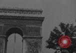 Immagine di Piper Cub dell'esercito americano che vola lungo Avenue des Champs-Elysees Parigi Francia, 1944, secondo 30 filmato di repertorio 65675079492
