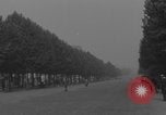 Immagine di Piper Cub dell'esercito americano che vola lungo Avenue des Champs-Elysees Parigi Francia, 1944, secondo 31 filmato di repertorio 65675079492