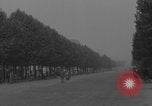 Immagine di Piper Cub dell'esercito americano che vola lungo Avenue des Champs-Elysees Parigi Francia, 1944, secondo 32 filmato di repertorio 65675079492