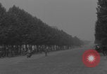 Immagine di Piper Cub dell'esercito americano che vola lungo Avenue des Champs-Elysees Parigi Francia, 1944, secondo 33 filmato di repertorio 65675079492