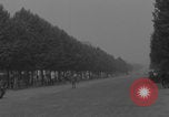 Immagine di Piper Cub dell'esercito americano che vola lungo Avenue des Champs-Elysees Parigi Francia, 1944, secondo 34 filmato di repertorio 65675079492
