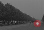 Immagine di Piper Cub dell'esercito americano che vola lungo Avenue des Champs-Elysees Parigi Francia, 1944, secondo 37 filmato di repertorio 65675079492