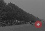 Immagine di Piper Cub dell'esercito americano che vola lungo Avenue des Champs-Elysees Parigi Francia, 1944, secondo 38 filmato di repertorio 65675079492