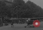 Immagine di Piper Cub dell'esercito americano che vola lungo Avenue des Champs-Elysees Parigi Francia, 1944, secondo 40 filmato di repertorio 65675079492