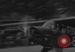 Immagine di Piper Cub dell'esercito americano che vola lungo Avenue des Champs-Elysees Parigi Francia, 1944, secondo 41 filmato di repertorio 65675079492