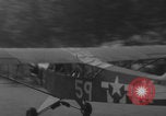 Immagine di Piper Cub dell'esercito americano che vola lungo Avenue des Champs-Elysees Parigi Francia, 1944, secondo 42 filmato di repertorio 65675079492