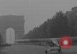 Immagine di Piper Cub dell'esercito americano che vola lungo Avenue des Champs-Elysees Parigi Francia, 1944, secondo 43 filmato di repertorio 65675079492