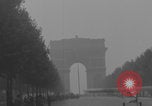 Immagine di Piper Cub dell'esercito americano che vola lungo Avenue des Champs-Elysees Parigi Francia, 1944, secondo 44 filmato di repertorio 65675079492