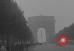 Immagine di Piper Cub dell'esercito americano che vola lungo Avenue des Champs-Elysees Parigi Francia, 1944, secondo 46 filmato di repertorio 65675079492