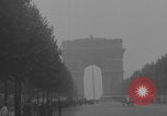 Immagine di Piper Cub dell'esercito americano che vola lungo Avenue des Champs-Elysees Parigi Francia, 1944, secondo 47 filmato di repertorio 65675079492