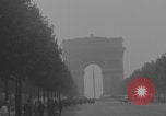 Immagine di Piper Cub dell'esercito americano che vola lungo Avenue des Champs-Elysees Parigi Francia, 1944, secondo 48 filmato di repertorio 65675079492