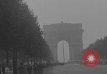Immagine di Piper Cub dell'esercito americano che vola lungo Avenue des Champs-Elysees Parigi Francia, 1944, secondo 49 filmato di repertorio 65675079492