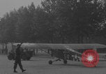 Immagine di Piper Cub dell'esercito americano che vola lungo Avenue des Champs-Elysees Parigi Francia, 1944, secondo 50 filmato di repertorio 65675079492
