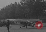 Immagine di Piper Cub dell'esercito americano che vola lungo Avenue des Champs-Elysees Parigi Francia, 1944, secondo 51 filmato di repertorio 65675079492