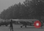 Immagine di Piper Cub dell'esercito americano che vola lungo Avenue des Champs-Elysees Parigi Francia, 1944, secondo 52 filmato di repertorio 65675079492