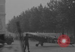 Immagine di Piper Cub dell'esercito americano che vola lungo Avenue des Champs-Elysees Parigi Francia, 1944, secondo 53 filmato di repertorio 65675079492