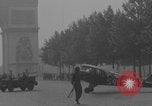 Immagine di Piper Cub dell'esercito americano che vola lungo Avenue des Champs-Elysees Parigi Francia, 1944, secondo 54 filmato di repertorio 65675079492