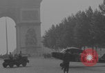 Immagine di Piper Cub dell'esercito americano che vola lungo Avenue des Champs-Elysees Parigi Francia, 1944, secondo 55 filmato di repertorio 65675079492