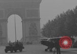 Immagine di Piper Cub dell'esercito americano che vola lungo Avenue des Champs-Elysees Parigi Francia, 1944, secondo 56 filmato di repertorio 65675079492