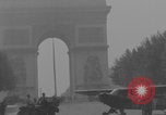 Immagine di Piper Cub dell'esercito americano che vola lungo Avenue des Champs-Elysees Parigi Francia, 1944, secondo 57 filmato di repertorio 65675079492