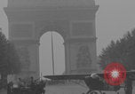 Immagine di Piper Cub dell'esercito americano che vola lungo Avenue des Champs-Elysees Parigi Francia, 1944, secondo 58 filmato di repertorio 65675079492
